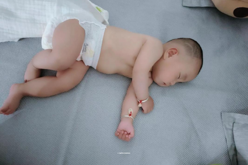 涟源三个月宝宝抬头不稳